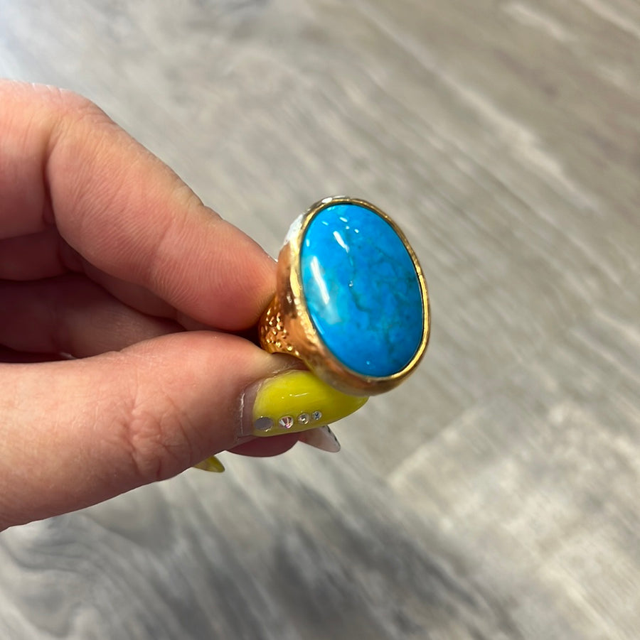 Cocktail pounded gold ring